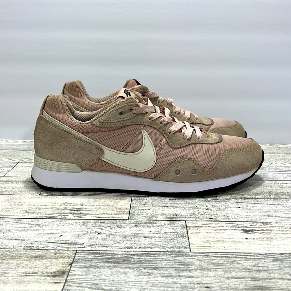 Women Nike athletic shoes venture runner size 10.5